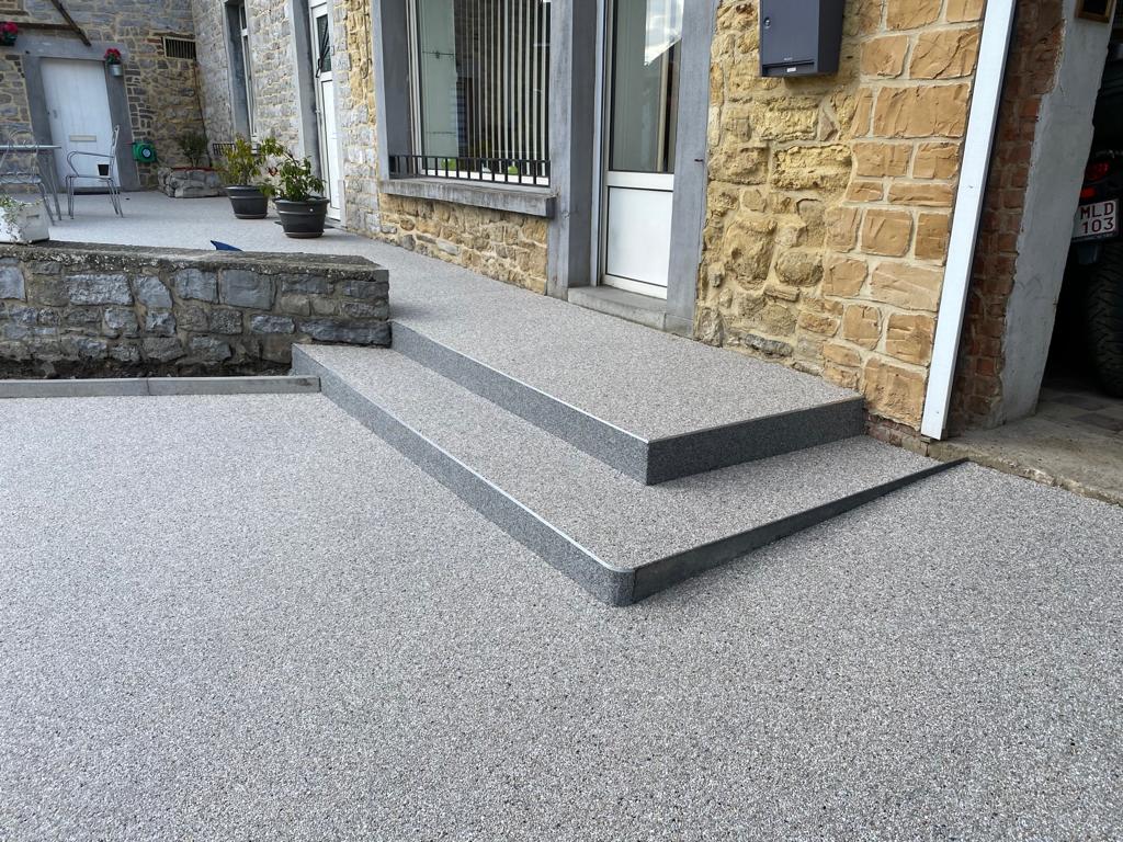 12-CE-tapis-de-pierre-quartz-marbre-abords-parking-escalier.jpg